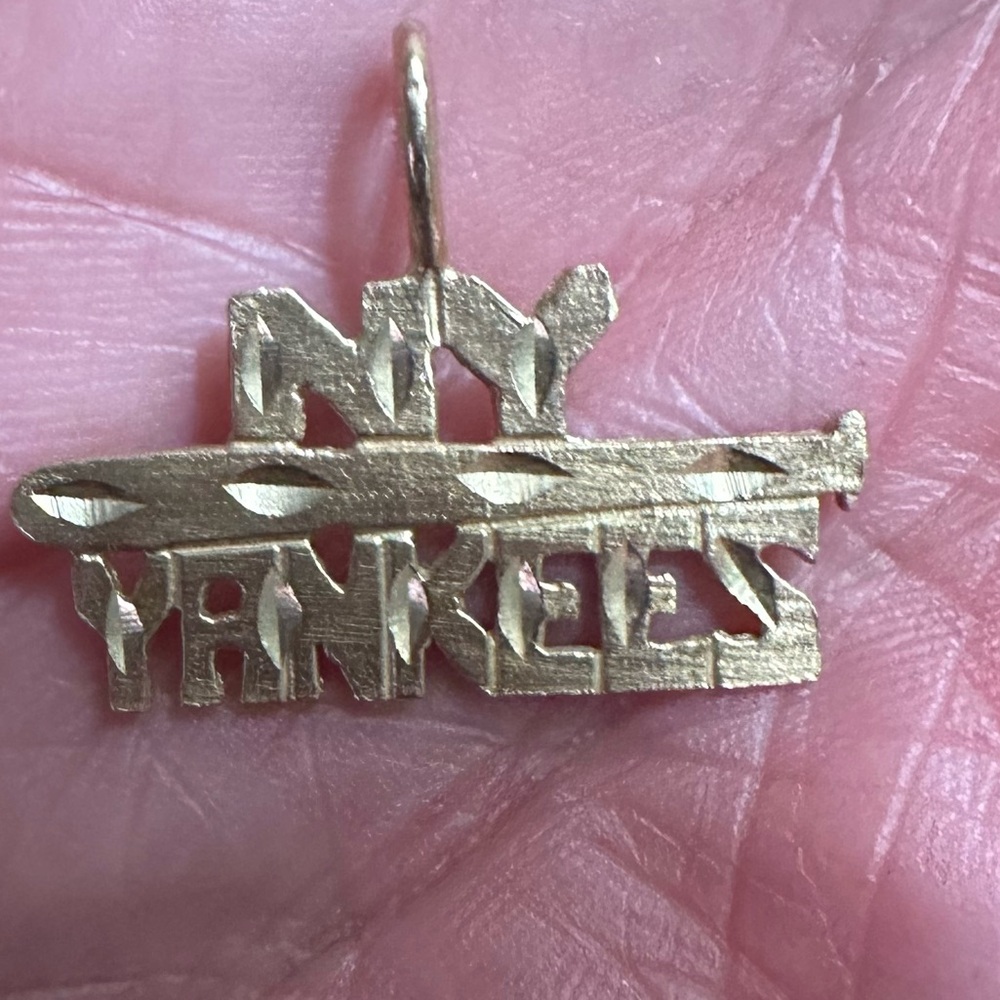 14 KT Gold Yankees Charm - Picture 3 of 3